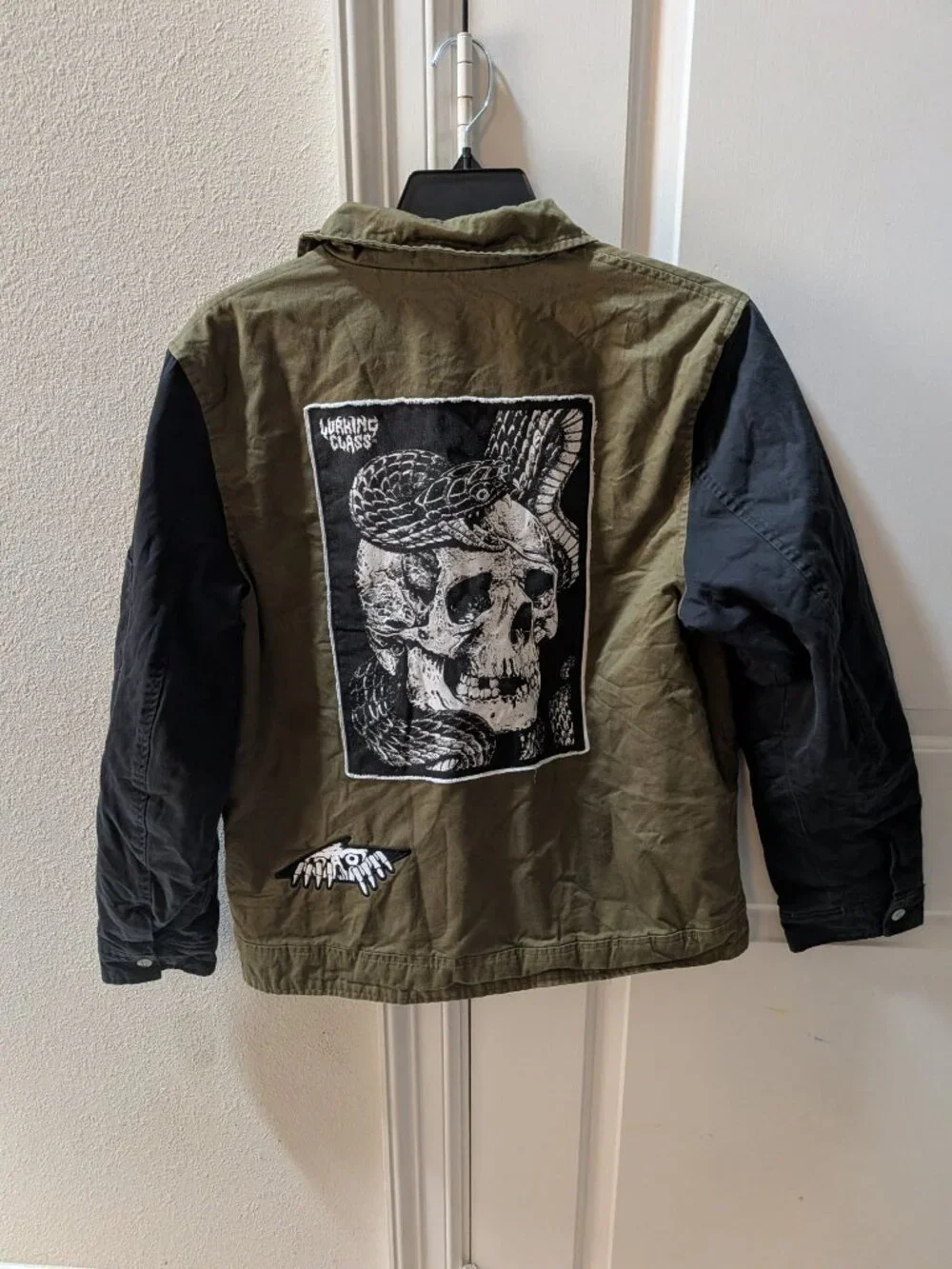 Lurking Class Mens Army Green Black Patch Graphic Zip Up Quilted Jacket Medium